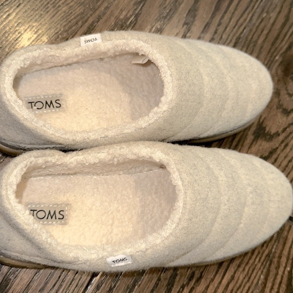 Toms Plush Cream Slip-Ons size 5 - Picture 8 of 8
